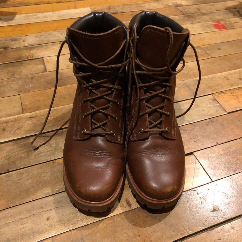 Size 7. Women’s Timberlands. Rust red leather. Like new!